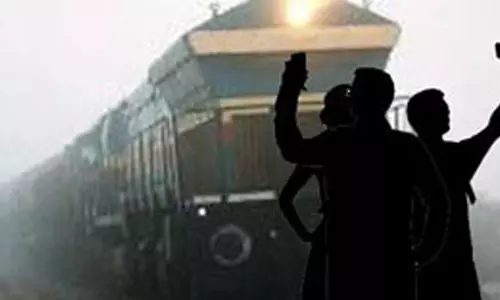 റെയിൽവെ പാളത്തിൽ നിന്ന് സെൽഫിയെടുക്കാൻ ശ്രമിക്കുന്നതിനിടെ ട്രെയിൻ തട്ടി രണ്ടുപേർ മരിച്ചു; ഒരാൾക്ക് ഗുരുതര പരിക്ക്