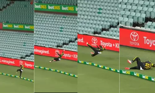 കണ്ടുനിന്നവര് തലയില് കൈവെച്ചുപോയ നിമിഷം... ബൌണ്ടറിയില് സ്റ്റീവ് സ്മിത്തിന്റെ സ്പൈഡര്മാന് ഫീല്ഡിങ് കണ്ടുനിന്നവര് തലയില് കൈവെച്ചുപോയ നിമിഷം... ബൌണ്ടറിയില് സ്റ്റീവ് സ്മിത്തിന്റെ സ്പൈഡര്മാന് ഫീല്ഡിങ്