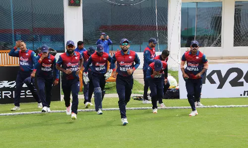 സ്പിരിറ്റ് ഓഫ് ക്രിക്കറ്റ്; വീണു പോയ ബാറ്റ്‌സ്മാനെ ഔട്ടാക്കാതെ നേപ്പാൾ വിക്കറ്റ് കീപ്പർ