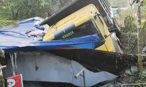 നിയന്ത്രണംവിട്ട ടിപ്പർ ലോറി മറിഞ്ഞ് വീട് പൂർണമായും തകർന്നു