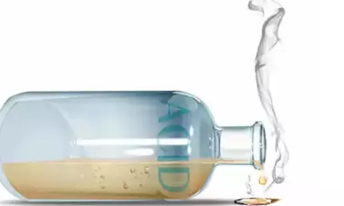 വെള്ളമെന്ന് കരുതി ആസിഡ് കുടിച്ചു; വിദ്യാർഥികൾ  അവശനിലയിൽ