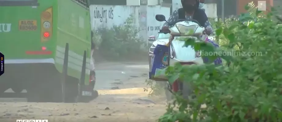 പൊട്ടിപ്പൊളിഞ്ഞ് കൊല്ലം-പരവൂർ തീരദേശ പാത; ദുരിതം തീരാതെ നാട്ടുകാർ പൊട്ടിപ്പൊളിഞ്ഞ് കൊല്ലം-പരവൂർ തീരദേശ പാത; ദുരിതം തീരാതെ നാട്ടുകാർ