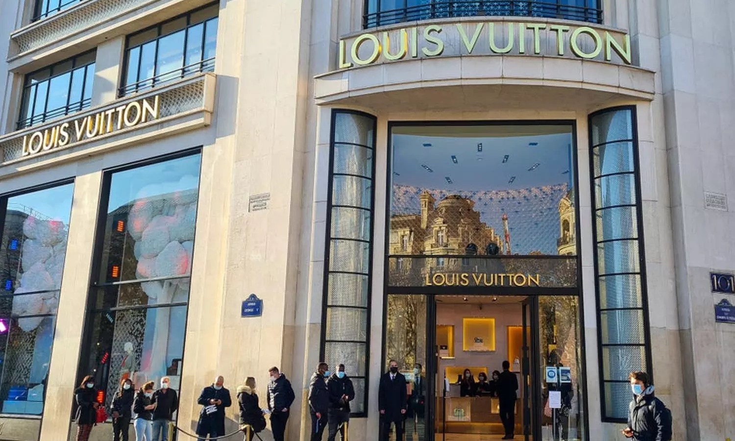 ലാഭം മുൻവർഷത്തേക്കാൾ 44% കൂടുതൽ; എന്നിട്ടും വില കൂട്ടി ലൂയിസ് വിറ്റൺ ലാഭം മുൻവർഷത്തേക്കാൾ 44% കൂടുതൽ; എന്നിട്ടും വില കൂട്ടി ലൂയിസ് വിറ്റൺ