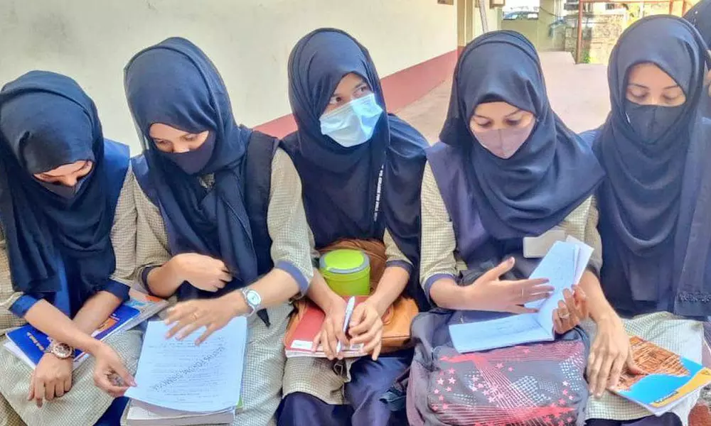 തലപ്പാവും കുരിശും പൊട്ടുമെല്ലാം ഉണ്ടല്ലോ, എന്തു കൊണ്ട് ഹിജാബ് മാത്രം?; കർണാടക ഹൈക്കോടതിയിൽ ചൂടേറിയ വാദം തലപ്പാവും കുരിശും പൊട്ടുമെല്ലാം ഉണ്ടല്ലോ, എന്തു കൊണ്ട് ഹിജാബ് മാത്രം?; കർണാടക ഹൈക്കോടതിയിൽ ചൂടേറിയ വാദം