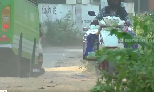 പൊട്ടിപ്പൊളിഞ്ഞ് കൊല്ലം-പരവൂർ തീരദേശ പാത; ദുരിതം തീരാതെ നാട്ടുകാർ