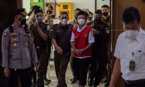 ഇന്തോനേഷ്യയിൽ 13 വിദ്യാർഥികളെ പീഡിപ്പിച്ച അധ്യാപകന് ജീവപര്യന്തം തടവ്