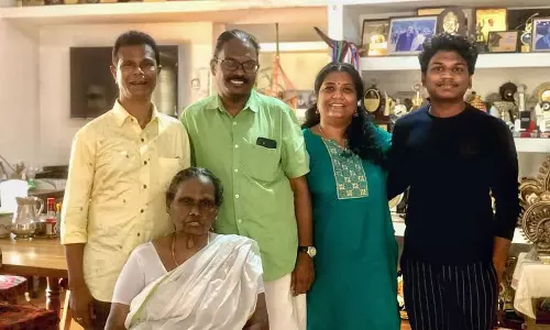 സാമ്പത്തിക ബുദ്ധിമുട്ടുള്ള സമയം, വീട് പണി കാണാന് വന്ന ഇന്ദ്രന്സേട്ടന് അപ്രതീക്ഷിതമായി ഒരു സമ്മാനം കയ്യിലേക്കു വച്ചു തന്നു സാമ്പത്തിക ബുദ്ധിമുട്ടുള്ള സമയം, വീട് പണി കാണാന് വന്ന ഇന്ദ്രന്സേട്ടന് അപ്രതീക്ഷിതമായി ഒരു സമ്മാനം കയ്യിലേക്കു വച്ചു തന്നു