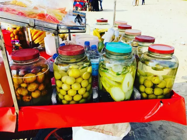 കോഴിക്കോട് ബീച്ചിലെ രണ്ടു തട്ടുകടകളില്‍ സൂക്ഷിച്ചിരുന്നത് ഗ്ലേഷ്യൽ അസറ്റിക് ആസിഡാണെന്ന് കണ്ടെത്തൽ