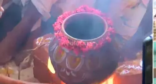 ഓരോ വീടും അമ്പല മുറ്റം, ഭക്തിസാന്ദ്രമായി അനന്തപുരി; ആറ്റുകാലമ്മയ്ക്ക് പൊങ്കാല അര്പ്പിച്ച് ആയിരങ്ങള് ഓരോ വീടും അമ്പല മുറ്റം, ഭക്തിസാന്ദ്രമായി അനന്തപുരി; ആറ്റുകാലമ്മയ്ക്ക് പൊങ്കാല അര്പ്പിച്ച് ആയിരങ്ങള്