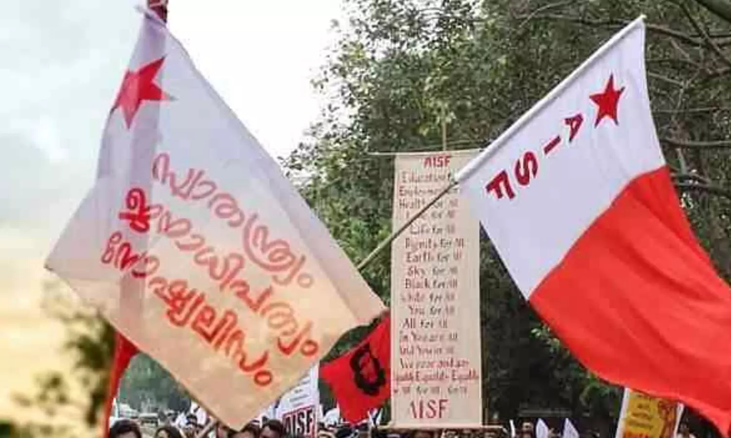 തൃശൂർ ജില്ലാ ആശുപത്രിയിൽ എ.ഐ.എസ്.എഫ് - എസ്.എഫ്.ഐ സംഘർഷം തൃശൂർ ജില്ലാ ആശുപത്രിയിൽ എ.ഐ.എസ്.എഫ് - എസ്.എഫ്.ഐ സംഘർഷം