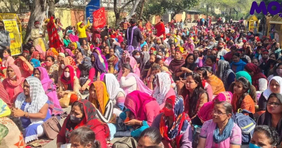 കോവിഡ് ഹോണറേറിയം നൽകിയില്ല; ആയിരക്കണക്കിന് അംഗൻവാടി ജീവനക്കാർ കേജ്‌രിവാളിന്റെ വീടിന് മുമ്പിൽ സമരത്തിൽ