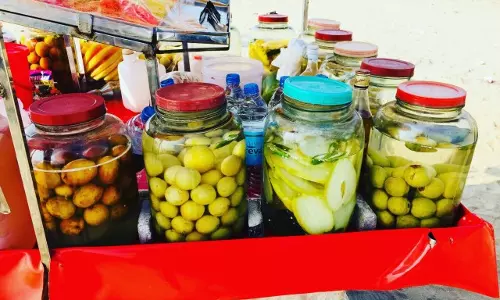 കോഴിക്കോട് ബീച്ചിലെ രണ്ടു തട്ടുകടകളില്‍ സൂക്ഷിച്ചിരുന്നത് ഗ്ലേഷ്യൽ അസറ്റിക് ആസിഡാണെന്ന് കണ്ടെത്തൽ