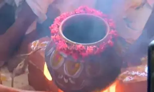 ഓരോ വീടും അമ്പല മുറ്റം, ഭക്തിസാന്ദ്രമായി അനന്തപുരി; ആറ്റുകാലമ്മയ്ക്ക് പൊങ്കാല അര്പ്പിച്ച് ആയിരങ്ങള് ഓരോ വീടും അമ്പല മുറ്റം, ഭക്തിസാന്ദ്രമായി അനന്തപുരി; ആറ്റുകാലമ്മയ്ക്ക് പൊങ്കാല അര്പ്പിച്ച് ആയിരങ്ങള്