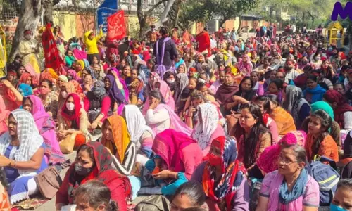 കോവിഡ് ഹോണറേറിയം നൽകിയില്ല; ആയിരക്കണക്കിന് അംഗൻവാടി ജീവനക്കാർ കേജ്‌രിവാളിന്റെ വീടിന് മുമ്പിൽ സമരത്തിൽ