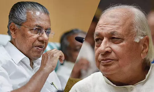 മുഖ്യമന്ത്രി നേരിട്ടെത്തിയിട്ടും നയപ്രഖ്യാപനത്തിൽ ഒപ്പിടാതെ ഗവർണർ മുഖ്യമന്ത്രി നേരിട്ടെത്തിയിട്ടും നയപ്രഖ്യാപനത്തിൽ ഒപ്പിടാതെ ഗവർണർ