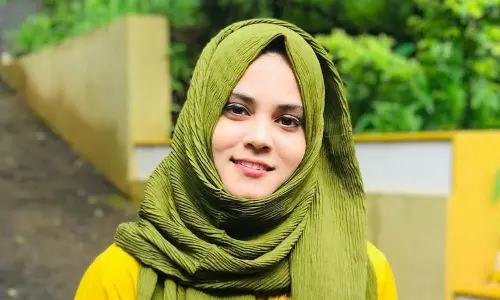 കേരളത്തിലെ പല സ്കൂളുകളിലും ഹിജാബ് നിയന്ത്രണമുണ്ട്: ഫാത്തിമ തഹ്ലിയ കേരളത്തിലെ പല സ്കൂളുകളിലും ഹിജാബ് നിയന്ത്രണമുണ്ട്: ഫാത്തിമ തഹ്ലിയ