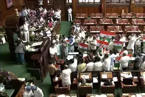 ചെങ്കോട്ടയിൽ കാവി പതാക ഉയർത്താനാകുമോ? മന്ത്രിയുടെ മറുപടിയില് കർണാടക സഭ സമരഭൂമിയാക്കി കോണ്ഗ്രസ് എം.എല്.എമാര് ചെങ്കോട്ടയിൽ കാവി പതാക ഉയർത്താനാകുമോ? മന്ത്രിയുടെ മറുപടിയില് കർണാടക സഭ സമരഭൂമിയാക്കി കോണ്ഗ്രസ് എം.എല്.എമാര്