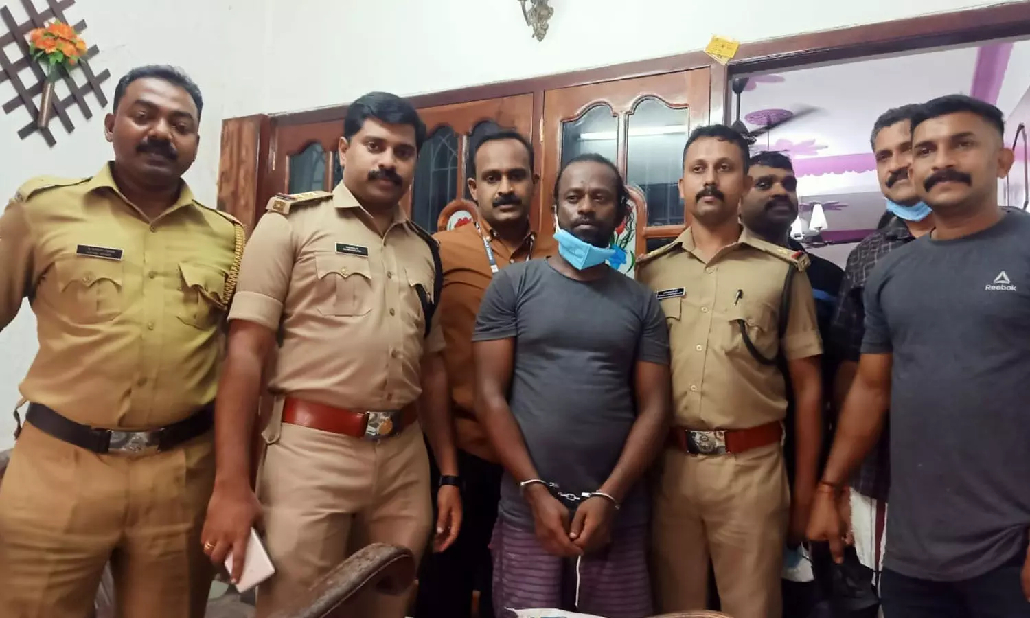 തിരുവനന്തപുരം കോവളത്ത് വീട്ടിൽ നിന്ന് മാൻകൊമ്പും കഞ്ചാവും പിടികൂടി തിരുവനന്തപുരം കോവളത്ത് വീട്ടിൽ നിന്ന് മാൻകൊമ്പും കഞ്ചാവും പിടികൂടി