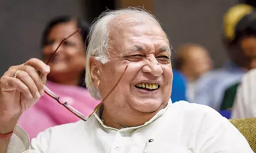 നയപ്രഖ്യാപന പ്രസംഗത്തിൽ കേന്ദ്രത്തെ വിമർശിച്ച് ഗവർണർ