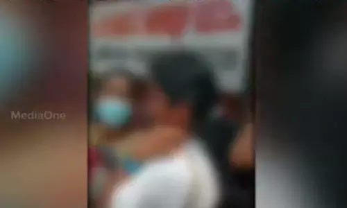 മോഷണകുറ്റം ആരോപിച്ച് പാലക്കാട് നഗരത്തിൽ സ്ത്രീകൾക്ക് മർദനം മോഷണകുറ്റം ആരോപിച്ച് പാലക്കാട് നഗരത്തിൽ സ്ത്രീകൾക്ക് മർദനം