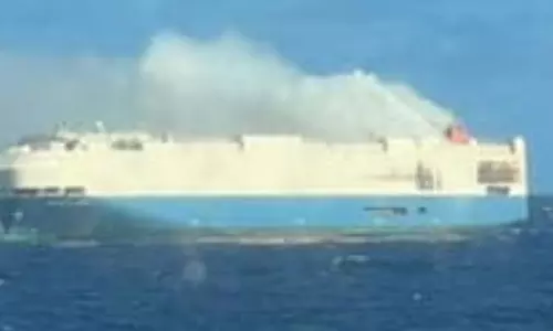 1100 പോർഷേ, 189 ബെൻറ്‌ലി... ആഡംബര കാറുകൾ കയറ്റിയ കാർഗോ കപ്പൽ തീപിടിച്ച് നടുക്കടലിൽ ഒഴുകിനടക്കുന്നു