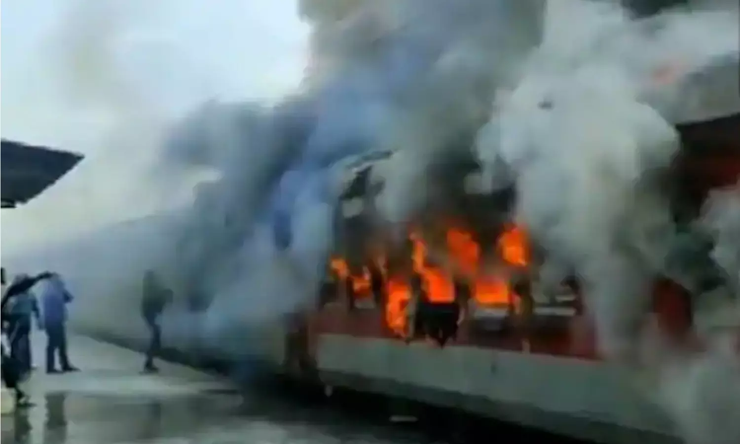ബിഹാറിൽ നിർത്തിയിട്ട തീവണ്ടിക്ക് തീപിടിച്ചു ബിഹാറിൽ നിർത്തിയിട്ട തീവണ്ടിക്ക് തീപിടിച്ചു