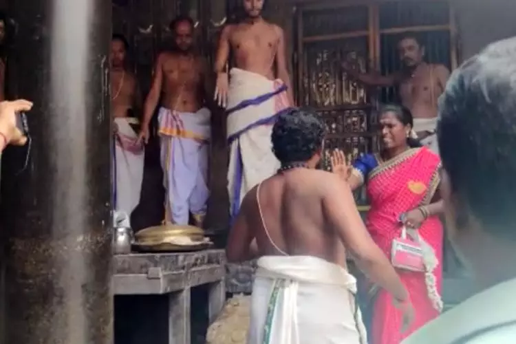 ദലിത് യുവതിക്കെതിരെ ജാതി അധിക്ഷേപം; ചിദംബരം ക്ഷേത്രത്തിലെ 20 പൂജാരിമാര്ക്കെതിരെ കേസ് ദലിത് യുവതിക്കെതിരെ ജാതി അധിക്ഷേപം; ചിദംബരം ക്ഷേത്രത്തിലെ 20 പൂജാരിമാര്ക്കെതിരെ കേസ്