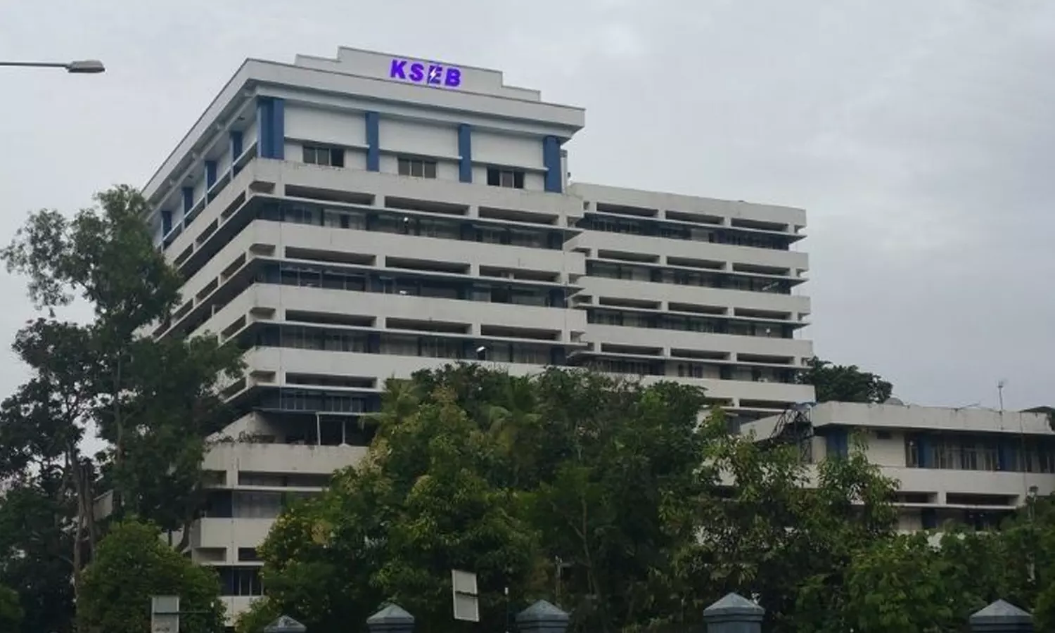 കെഎസ്ഇബി സമരം ഒത്തുതീർപ്പായി; ബോർഡ് ആസ്ഥാനത്തെ എസ്ഐഎസ്എഫ് സുരക്ഷ പിൻവലിക്കും.