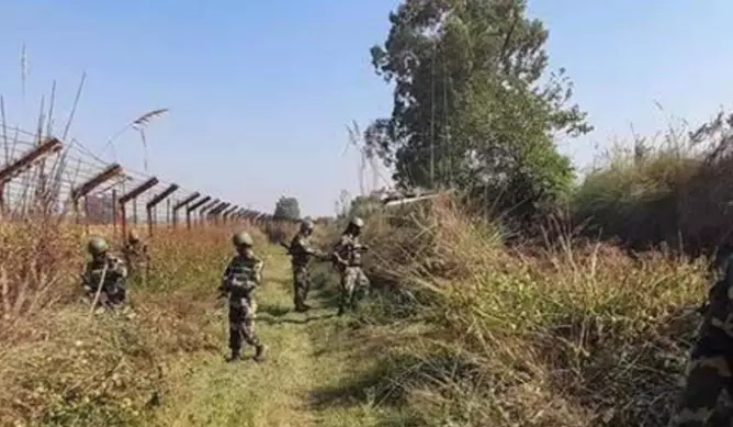 അച്ഛന്റെ അടി പേടിച്ച് വീട്ടിൽനിന്ന് ഒളിച്ചോടി; എത്തിയത് ബംഗ്ലാദേശ് അതിർത്തിയും കടന്ന് ഇന്ത്യയിൽ അച്ഛന്റെ അടി പേടിച്ച് വീട്ടിൽനിന്ന് ഒളിച്ചോടി; എത്തിയത് ബംഗ്ലാദേശ് അതിർത്തിയും കടന്ന് ഇന്ത്യയിൽ