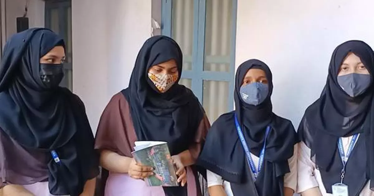 ഹിജാബ് അനുവദിക്കാൻ യൂണിഫോം ഒഴിവാക്കി മൈസൂരുവിലെ കോളേജ് ഹിജാബ് അനുവദിക്കാൻ യൂണിഫോം ഒഴിവാക്കി മൈസൂരുവിലെ കോളേജ്