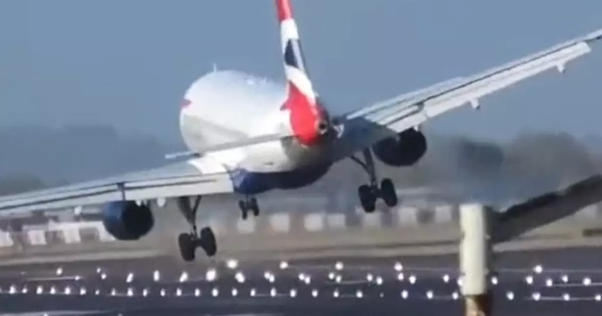 കൊടുങ്കാറ്റിൽ ആടിയുലഞ്ഞ് വിമാനങ്ങൾ, ലൈവ് വീഡിയോ ആകെ കണ്ടത് 65 ലക്ഷം പേർ