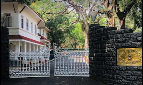 ഗവര്‍ണറുടെ ഓഫീസില്‍ ജോലി ചെയ്യുന്നത് 157 സ്ഥിരം ജോലിക്കാര്‍; നൂറിലധികം താൽക്കാലിക ജീവനക്കാരും