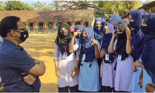 ഹിജാബ് വിവാദം; ഹൈക്കോടതി വിശാല ബെഞ്ചിലെ വാദം തിങ്കളാഴ്ചയും തുടരും ഹിജാബ് വിവാദം; ഹൈക്കോടതി വിശാല ബെഞ്ചിലെ വാദം തിങ്കളാഴ്ചയും തുടരും