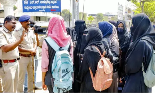 ഹിജാബ് നിരോധനത്തിനെതിരെ പ്രതിഷേധിച്ച 58 വിദ്യാർഥികളെ പുറത്താക്കി