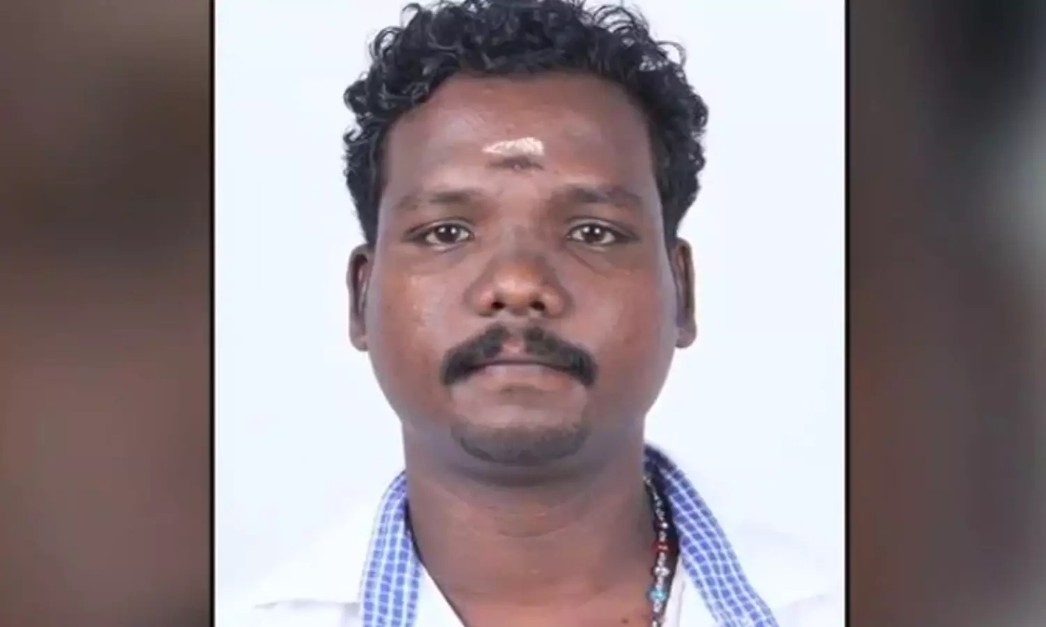 ദീപുവിന്റെ മൃതദേഹം കിഴക്കമ്പലത്തെ വീട്ടിലെത്തിച്ചു ദീപുവിന്റെ മൃതദേഹം കിഴക്കമ്പലത്തെ വീട്ടിലെത്തിച്ചു