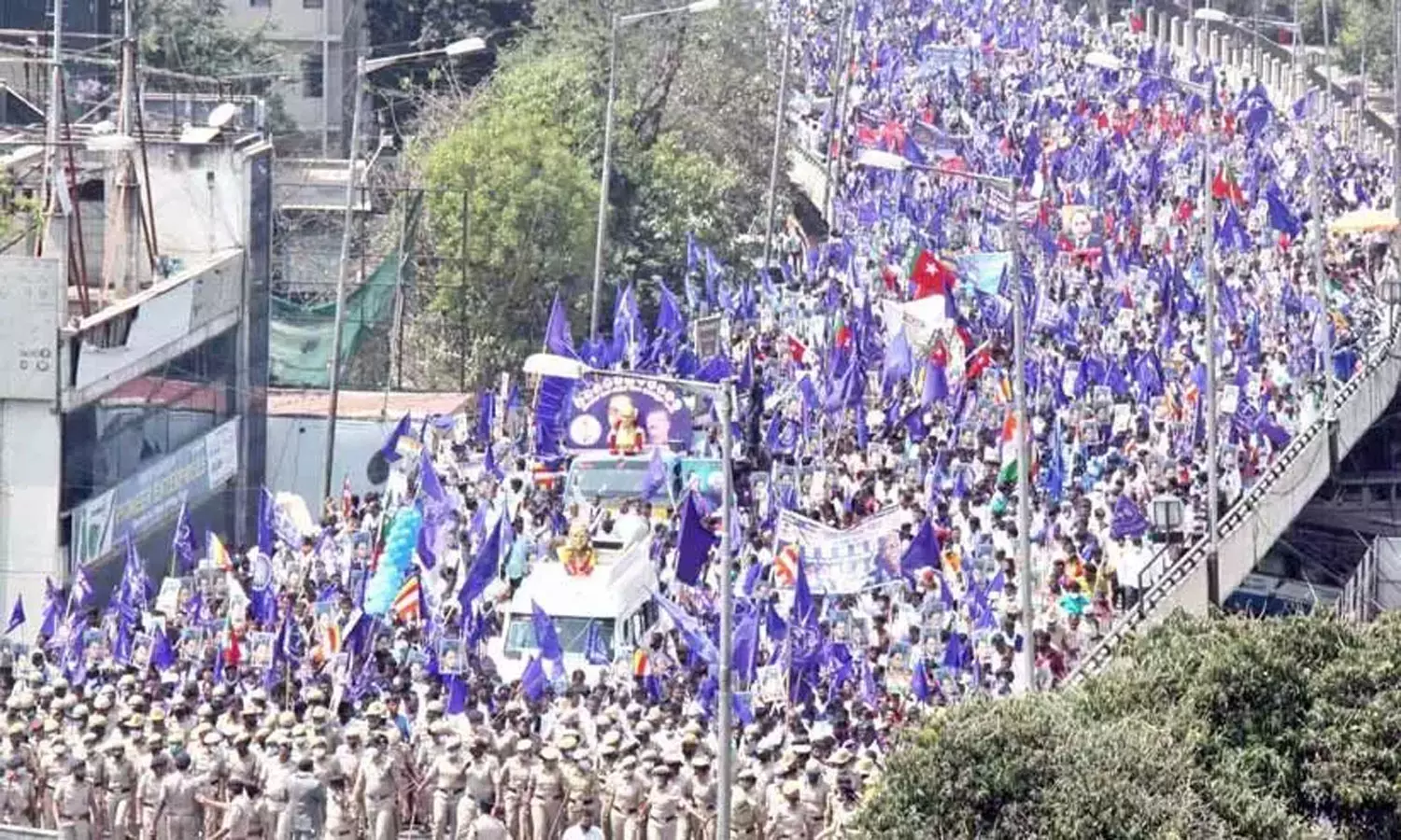 അംബേദ്കറെ അപമാനിച്ചതിനെതിരെ ബെംഗളൂരുവിനെ സ്തംഭിപ്പിച്ച് ദലിത് പ്രതിഷേധം അംബേദ്കറെ അപമാനിച്ചതിനെതിരെ ബെംഗളൂരുവിനെ സ്തംഭിപ്പിച്ച് ദലിത് പ്രതിഷേധം