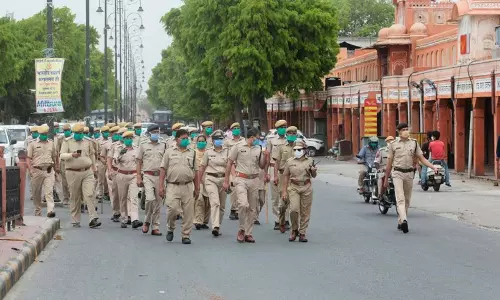 ഉയർന്ന ജാതിക്കാരുടെ ആക്രമണ ഭീഷണി; ദലിത് ഐ.പി.എസുകാരന്റെ വിവാഹഘോഷയാത്രയ്ക്ക് കാവലൊരുക്കി പൊലീസ് ഉയർന്ന ജാതിക്കാരുടെ ആക്രമണ ഭീഷണി; ദലിത് ഐ.പി.എസുകാരന്റെ വിവാഹഘോഷയാത്രയ്ക്ക് കാവലൊരുക്കി പൊലീസ്
