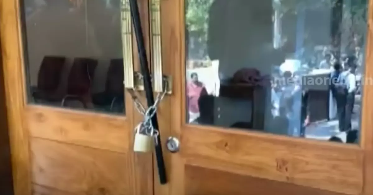 പാർട്ടി ഓഫീസ് താഴിട്ടുപൂട്ടി പ്രവര്ത്തകര്: കാസർകോട് ബി.ജെ.പിയിലെ തര്ക്കങ്ങള് പൊട്ടിത്തെറിയിലേക്ക് പാർട്ടി ഓഫീസ് താഴിട്ടുപൂട്ടി പ്രവര്ത്തകര്: കാസർകോട് ബി.ജെ.പിയിലെ തര്ക്കങ്ങള് പൊട്ടിത്തെറിയിലേക്ക്