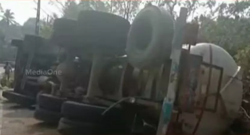 കോട്ടയം പാലാ കുറ്റില്ലത്ത് ആസിഡുമായി വന്ന ടാങ്കർ ലോറി മറിഞ്ഞു