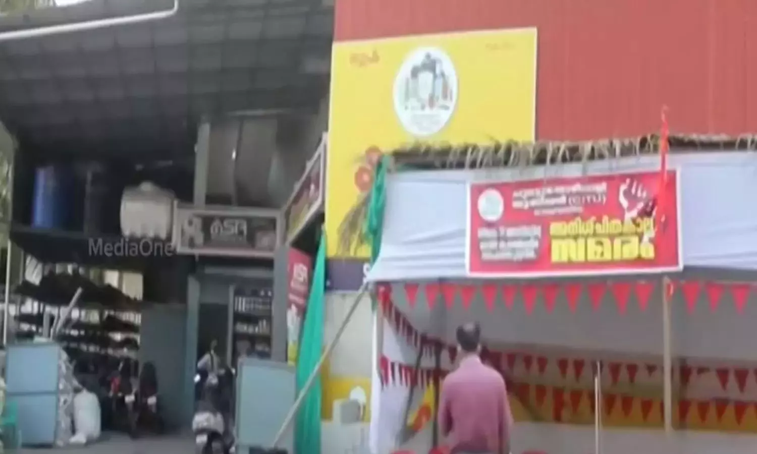 മാതമംഗലം തൊഴിൽ തർക്കം; സിഐടിയു സമരം പിൻവലിക്കാൻ ധാരണയായി മാതമംഗലം തൊഴിൽ തർക്കം; സിഐടിയു സമരം പിൻവലിക്കാൻ ധാരണയായി