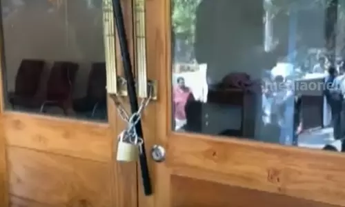 പാർട്ടി ഓഫീസ് താഴിട്ടുപൂട്ടി പ്രവര്ത്തകര്: കാസർകോട് ബി.ജെ.പിയിലെ തര്ക്കങ്ങള് പൊട്ടിത്തെറിയിലേക്ക് പാർട്ടി ഓഫീസ് താഴിട്ടുപൂട്ടി പ്രവര്ത്തകര്: കാസർകോട് ബി.ജെ.പിയിലെ തര്ക്കങ്ങള് പൊട്ടിത്തെറിയിലേക്ക്