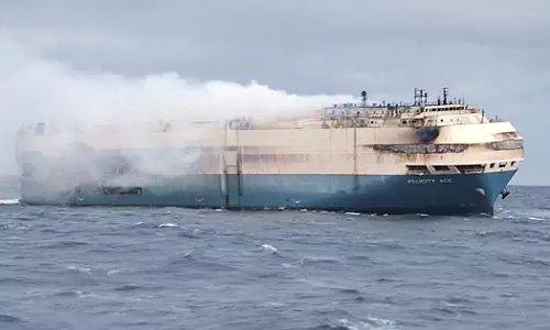 കപ്പലിലെ തീയണയ്ക്കാനാവുന്നില്ല; കത്തിയമര്‍ന്ന് 4000 കാറുകള്‍