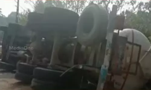 കോട്ടയം പാലാ കുറ്റില്ലത്ത് ആസിഡുമായി വന്ന ടാങ്കർ ലോറി മറിഞ്ഞു