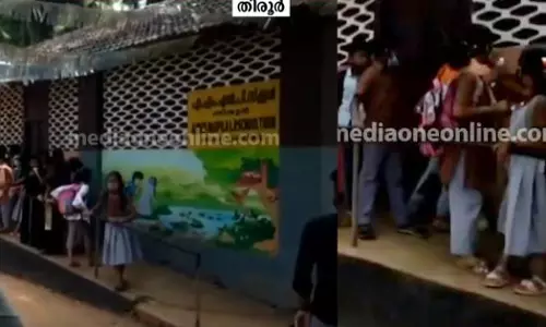 കെട്ടിടം ഏത് നിമിഷവും തകർന്നുവീഴും; തിരൂർ എ.എം.എൽ.പി സ്‌കൂളിൽ രക്ഷിതാക്കളുടെ പ്രതിഷേധം