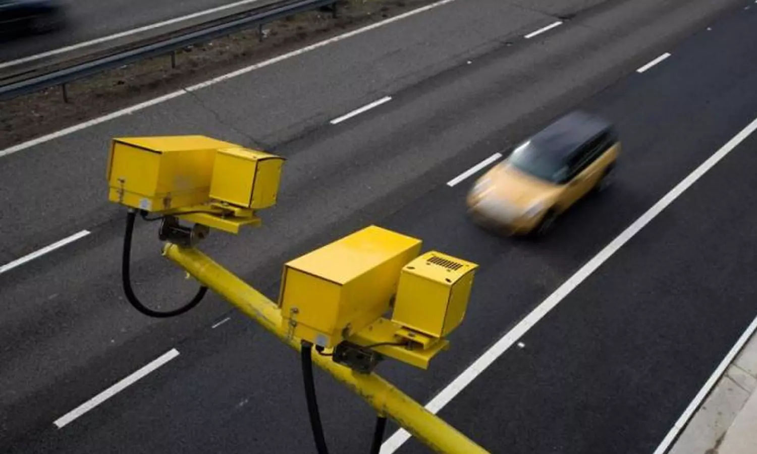 ഈ സ്പീഡ് ക്യാമറയിൽ ഒച്ചയും കിട്ടും മിഷ്ടർ; അമിത ശബ്ദമുണ്ടാക്കുന്ന വാഹനങ്ങളെ സ്പീഡ് ക്യാമറ പിടികൂടും ഈ സ്പീഡ് ക്യാമറയിൽ ഒച്ചയും കിട്ടും മിഷ്ടർ; അമിത ശബ്ദമുണ്ടാക്കുന്ന വാഹനങ്ങളെ സ്പീഡ് ക്യാമറ പിടികൂടും