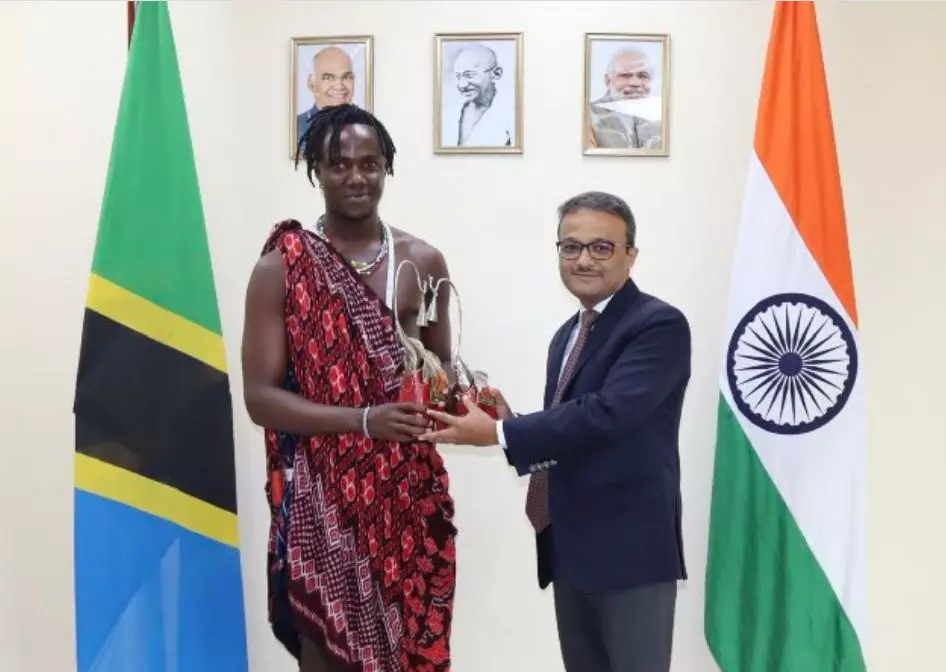 ഇൻസ്റ്റഗ്രാമിലെ വൈറൽ താരം കിലി പോളിനെ ആദരിച്ച് ഇന്ത്യൻ ഹൈക്കമ്മീഷൻ ഇൻസ്റ്റഗ്രാമിലെ വൈറൽ താരം കിലി പോളിനെ ആദരിച്ച് ഇന്ത്യൻ ഹൈക്കമ്മീഷൻ