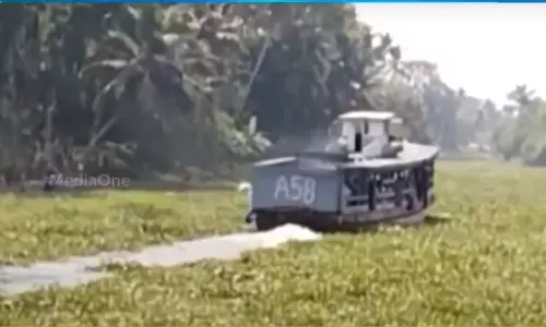 പോള നിറഞ്ഞ ജലപാതയിലൂടെ യാത്ര ദുഷ്കരം; കോട്ടയം-ആലപ്പുഴ ബോട്ട് സർവീസ് പ്രതിസന്ധിയിൽ