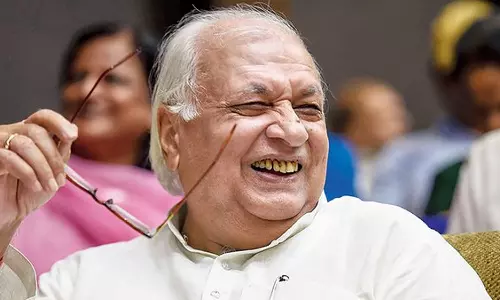 യാത്ര ചെയ്യാൻ പുതിയ ബെൻസ് വേണമെന്ന് ഗവർണർ യാത്ര ചെയ്യാൻ പുതിയ ബെൻസ് വേണമെന്ന് ഗവർണർ