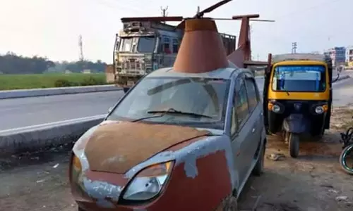 ടാറ്റ നാനോയെ ഹെലികോപ്റ്ററാക്കി മാറ്റി ബീഹാറിലെ മെക്കാനിക്ക് ടാറ്റ നാനോയെ ഹെലികോപ്റ്ററാക്കി മാറ്റി ബീഹാറിലെ മെക്കാനിക്ക്