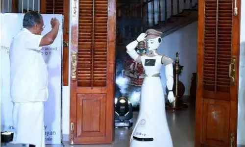 ശ്രദ്ധിക്കുക, തൊപ്പി വെച്ചതാണ് റോബോട്ട്- പൊലീസീനെതിരെ പരിഹാസവുമായി രാഹുൽ മാങ്കൂട്ടത്തിൽ ശ്രദ്ധിക്കുക, തൊപ്പി വെച്ചതാണ് റോബോട്ട്- പൊലീസീനെതിരെ പരിഹാസവുമായി രാഹുൽ മാങ്കൂട്ടത്തിൽ